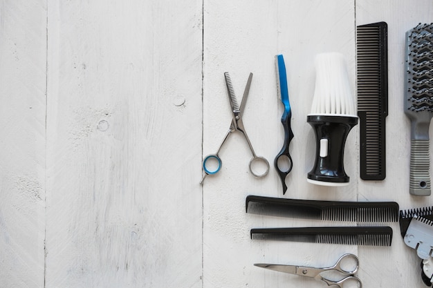 Herramientas de peluquería en el fondo blanco