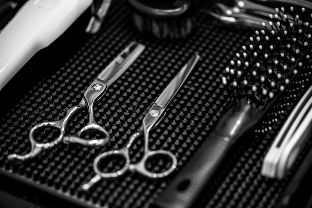 Herramientas de peluquería. Fotografía en blanco y negro del lugar de trabajo de un peluquero.