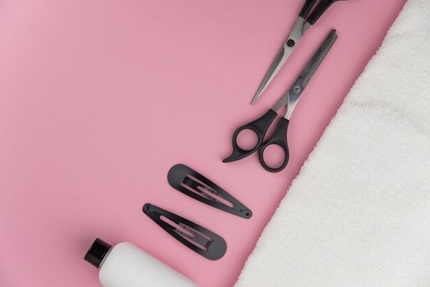 Foto herramientas de peluquería profesional. equipo de estilista en fondo rosa.