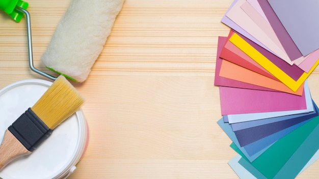 Foto herramientas para pintar y reparar la paleta de colores