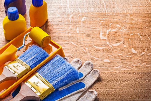 Herramientas de pintura de mejora de la casa en el concepto de construcción de tableros de madera