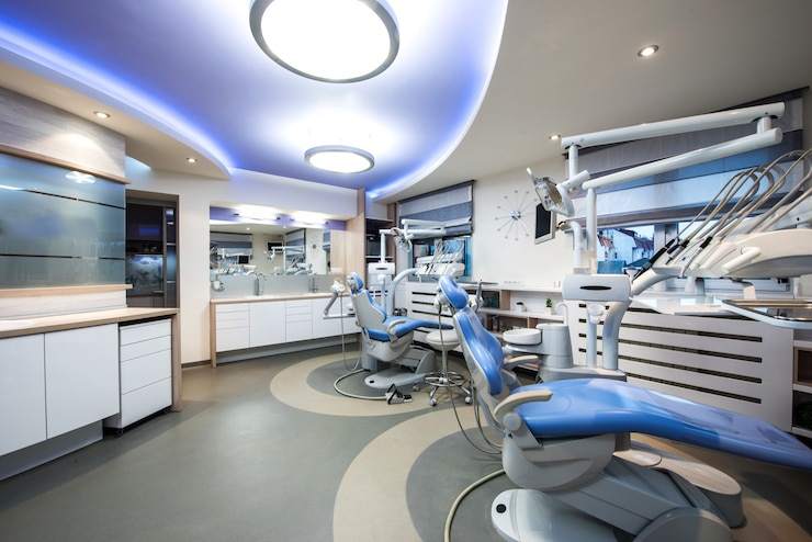 Foto herramientas profesionales de dentista y silla en el consultorio dental