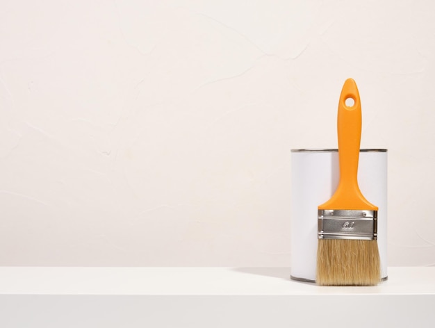 Herramientas para la reparación del hogar Pincel y lata de pintura Copiar espacio para texto