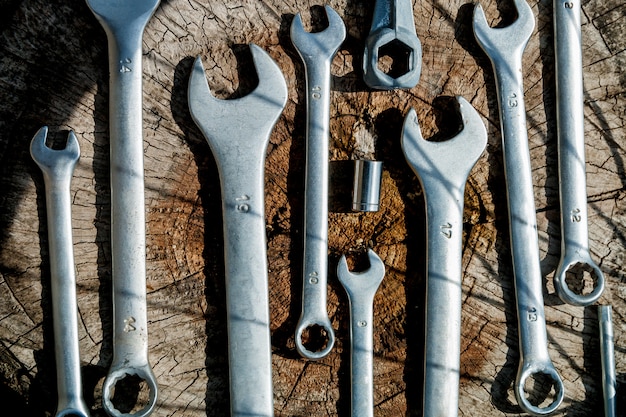 Foto herramientas para reparar la bicicleta en la madera.