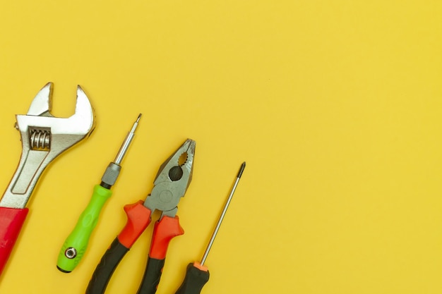 Foto herramientas sobre fondo amarillo aislado