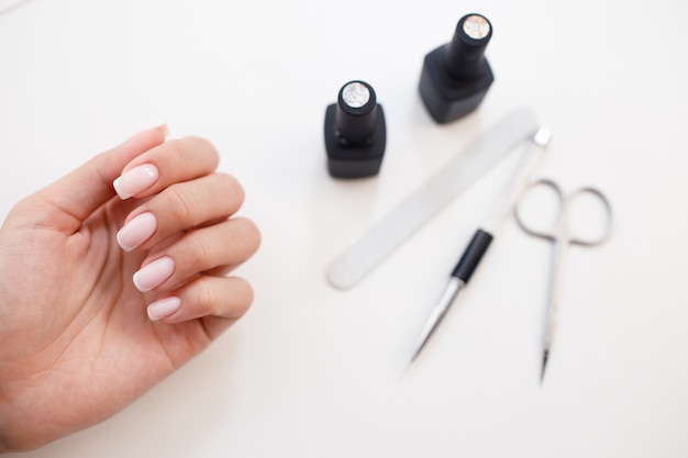 Herramientas de suministros de manicura o pedicura en la mesa