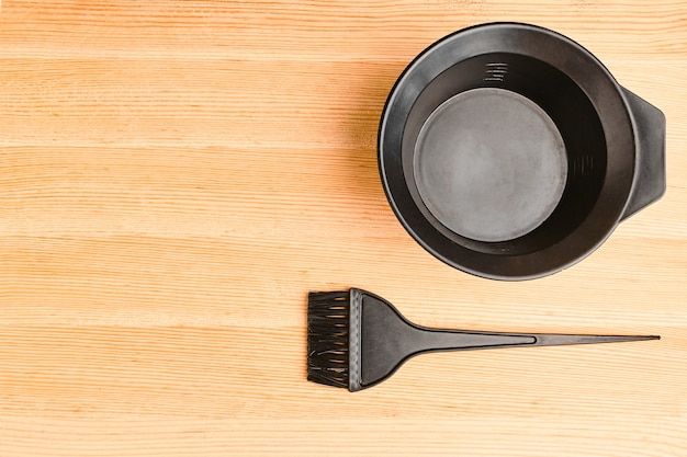 Herramientas para teñir el cabello en la tabla de madera.