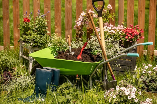 Herramientas para trabajar en el jardín Trabajos de primavera Hermosos arreglos de jardín Concepto de jardinería