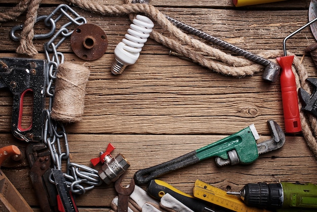 herramientas de trabajo y accesorios en mesa de madera