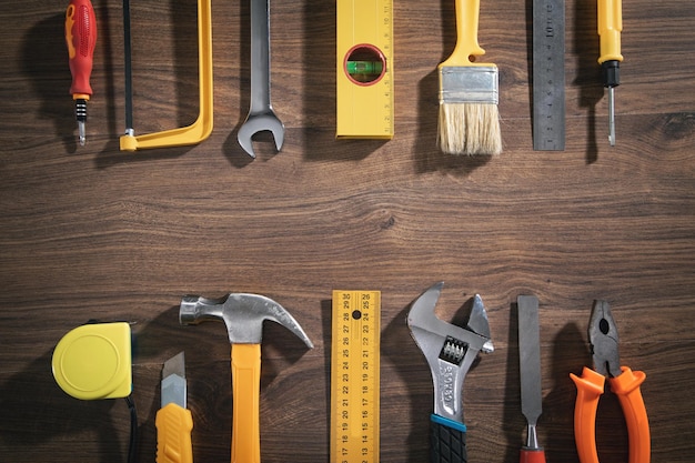 Herramientas de trabajo en el fondo de madera.