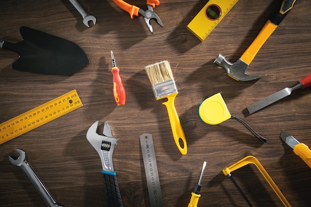 Herramientas de trabajo en el fondo de madera.