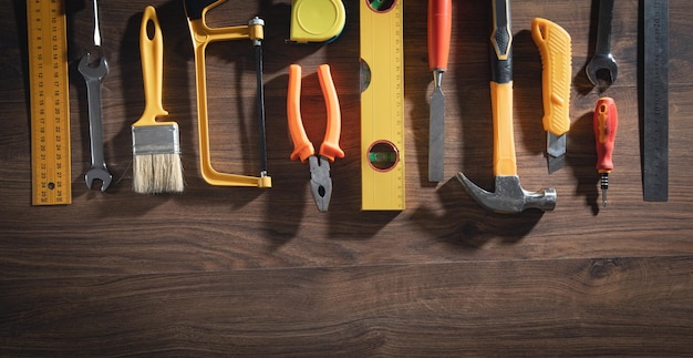 Foto herramientas de trabajo en el fondo de madera.