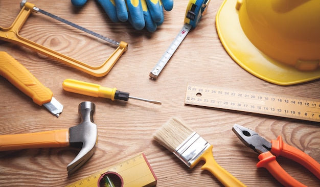 Herramientas de trabajo sobre fondo de madera.