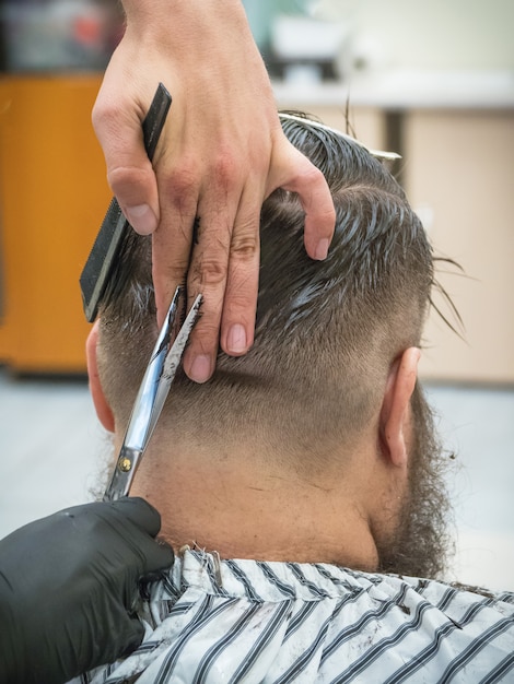 Herren-Haarschnittschere im Friseurladen.