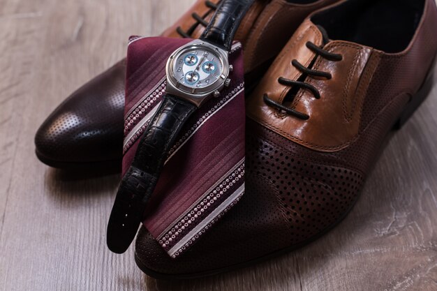 Herren Herren Modeaccessoires. Schuhe mit Krawatte und Uhr