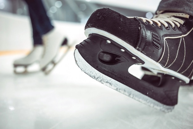 Foto herren hockey und damen eiskunstlauf