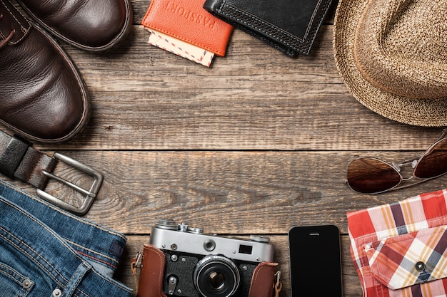 Herrenbekleidung und Accessoires auf Holzbrettern