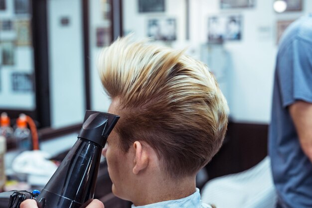 Herrenfrisur und Styling im Barbershop. Stilvoller Haarschnitt Haarschnitt.