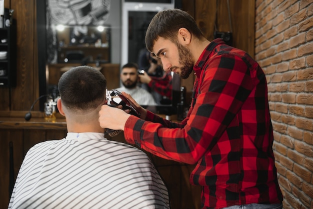 Herrenhaarschnitt an der Friseurschere