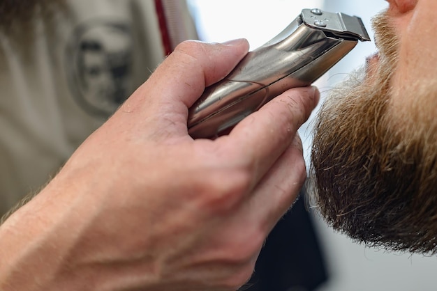 Herrenhaarschnitt im Friseursalon. Haarschnitt eines Bartes in Barberchoice.