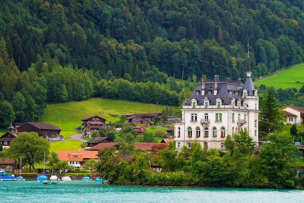 Herrenhaus am Brienzersee und Brienzer Rothorn bei Interlaken im Kanton Bern in der Schweiz