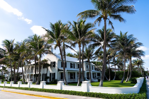 Herrenhaus in Palm Beach Florida, USA. Teures Haus im tropischen Garten. Vorstadtwohnungen. Villa im Wohngebiet. Wohnhaus.