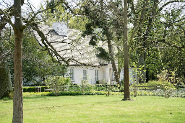 Foto herrenhaus und park in zelazowa wola, polen, geburtsort von frederic chopin