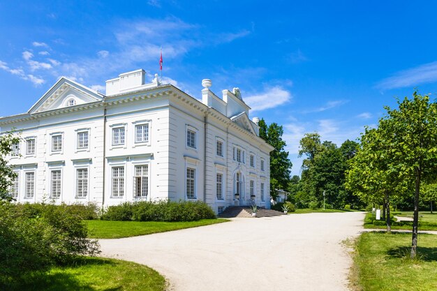 Herrenhaus von Uzutrakis. Herrenhaus mit Säulen inmitten von Landschaftsgärten. Trakai, Litauen