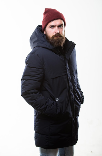 Herrenmode im Hipster-Stil Hipster-Outfit Man bärtiger Hipster posiert selbstbewusst in warmer schwarzer Jacke oder Parka Stilvolle und bequeme Hipster-moderne Mode Guy Wear Hut und schwarze Winterjacke