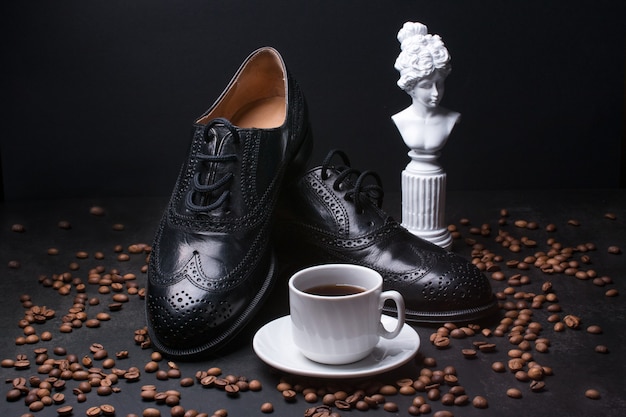 Herrenschuhe und eine Tasse Kaffee