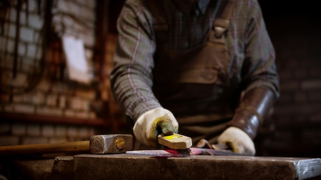 Un herrero forjando un cuchillo en un taller sombrío