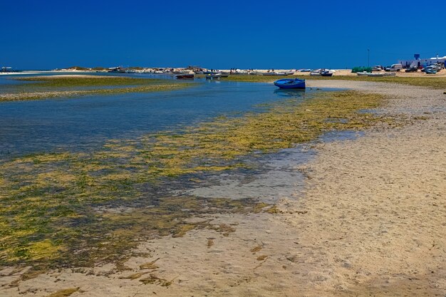 herrliche Aussicht auf Boote in der Bucht bei Ebbe am Strand im Mittelmeer