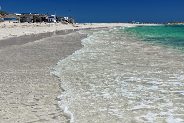 Herrliche Aussicht auf den weißen Sandstrand der Lagunenküste und das blaue Meer Insel Djerba Tunesien