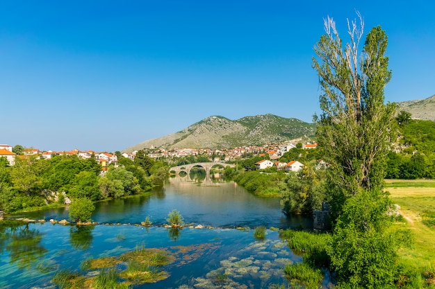 Herrliche Aussicht auf Trebinje von der Höhe des alten Tempels von Hercegovachka-Gracanica