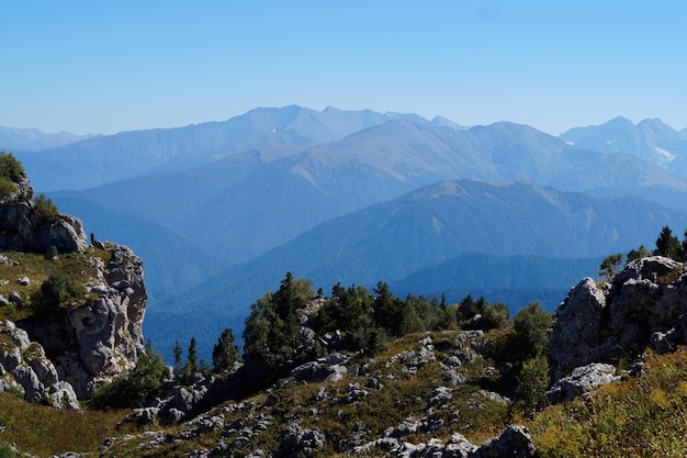 Herrliche Berglandschaft im Dunst. Platz für Text