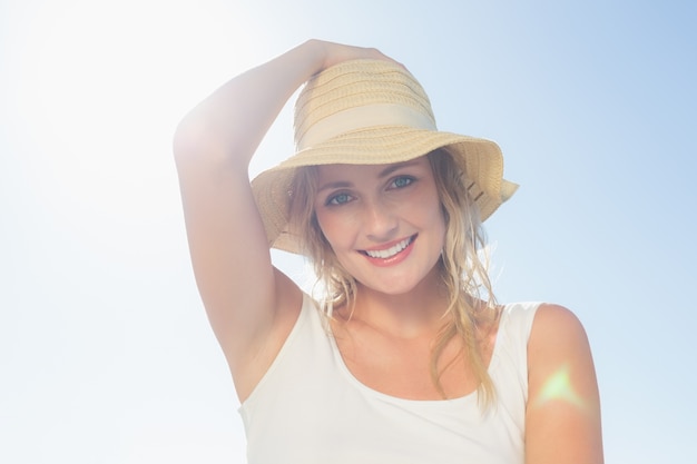 Herrliche glückliche blonde Aufstellung am Strand