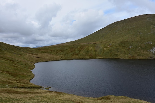 Herrliche malerische Aussicht auf Grisdale Tarn in den Fells des Lake District