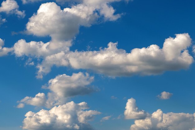 Herrlicher blauer Himmel mit weißem Wolkenhintergrund