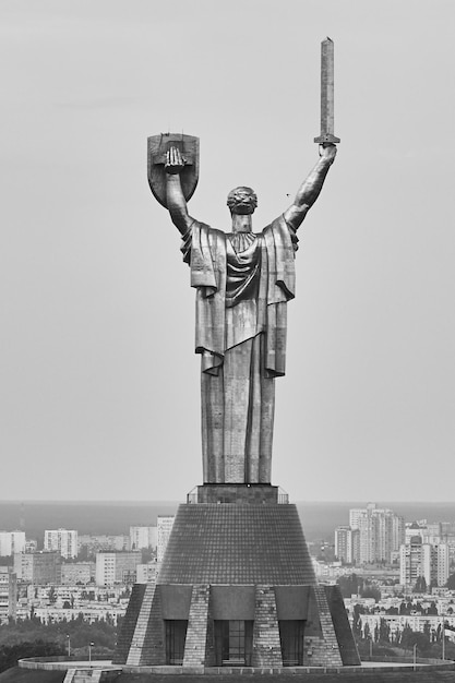 Herrlicher Blick auf das Motherland Mother Monument in Kiew, der Hauptstadt der Ukraine