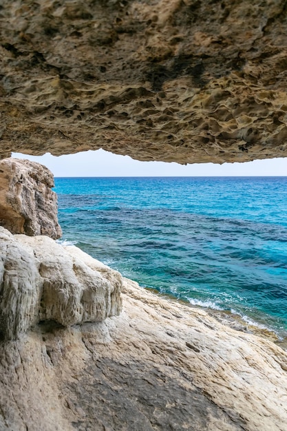 Herrlicher Blick auf den Horizont von einer Höhle am Ufer des Mittelmeers