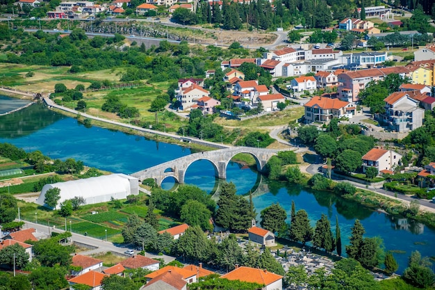 Herrlicher Blick auf Trebinje von der Höhe des antiken Tempels von Hercegovachka-Gracanica