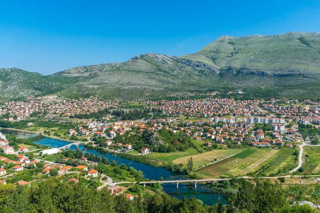 Herrlicher Blick auf Trebinje von der Höhe des antiken Tempels von HercegovachkaGracanica