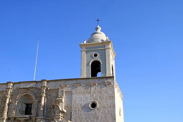 Herrlicher Glockenturm und Fassade der Kirche des Heiligen Augustinus in Arequipa, Peru