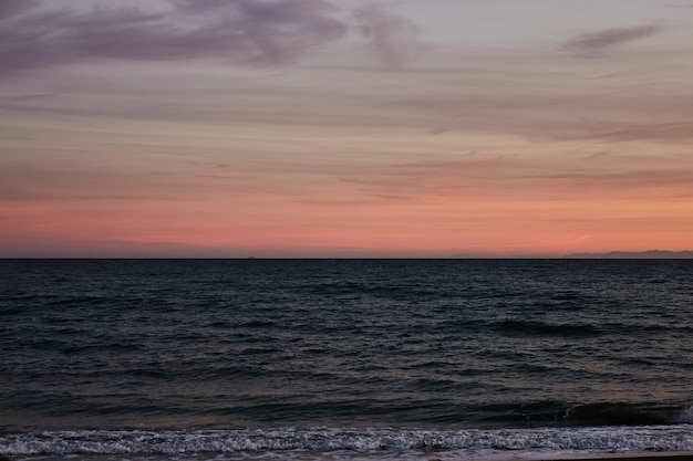 Herrlicher Sonnenuntergang am Meeresstrand. Sonnenuntergang am Strand von Spanien mit dem Mittelmeer.