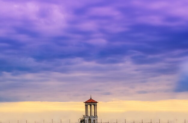 Herrlicher Sonnenuntergang mit dramatischen Gewitterwolken