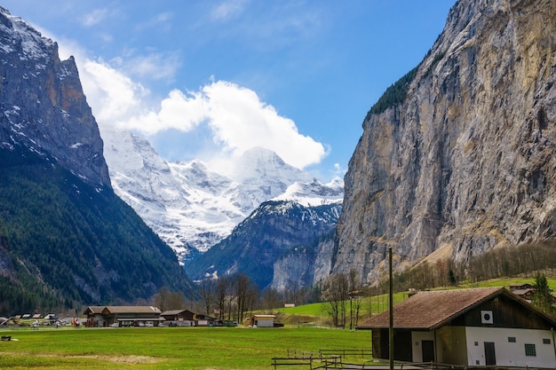 herrliches Bergdorf mit berühmter Kirche und Staubbach Wasserfall, Lauterbrunnen