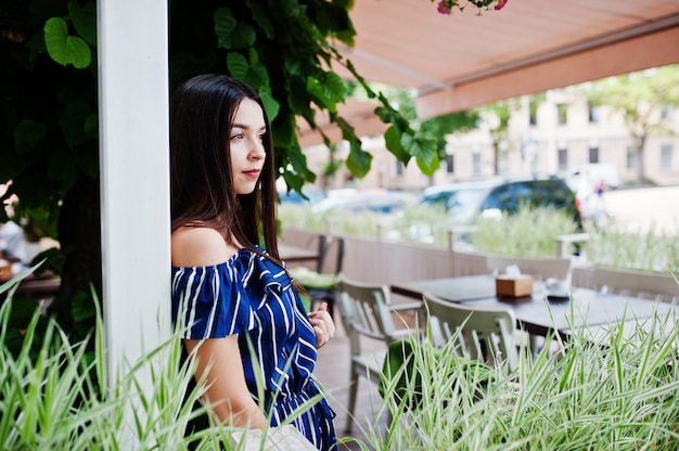 Herrliches Brunettefrauenporträt im Café.