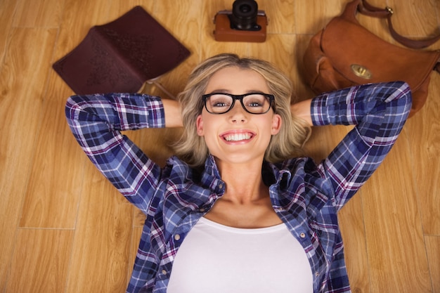 Foto herrliches lächelndes blondes hippie-lügen