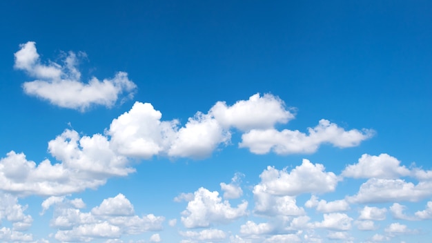 Herrliches Panorama des blauen Himmels und der weißen Wolken