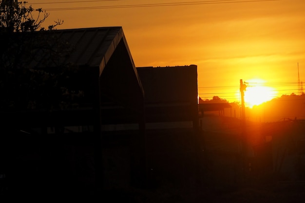 herrliches Schattenbildhaus mit schönem Sonnenuntergang